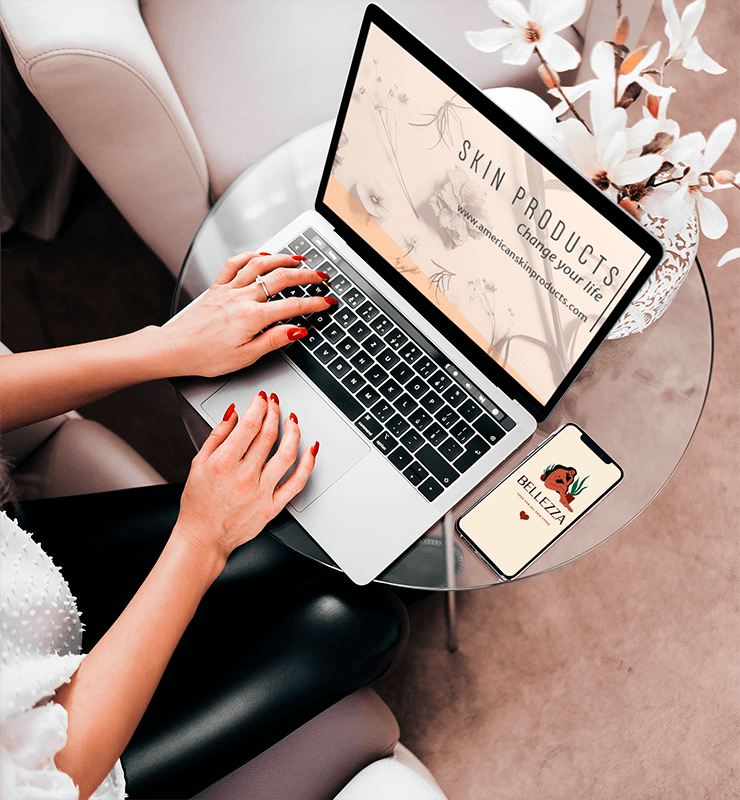 Iphone 11 Pro makieta bizneswoman pracującej na swoim Macbooku Pro