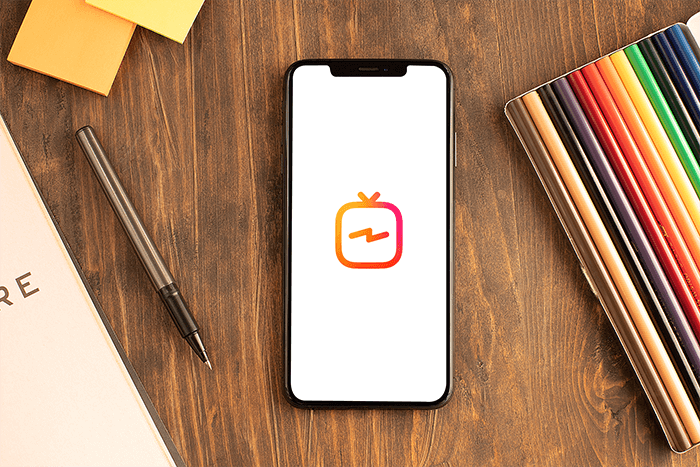 Makieta Iphone Xs Max w otoczeniu materiałów biurowych