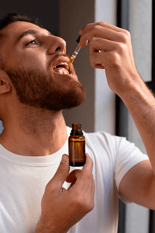 一個人服用 Cbd 油的滴管瓶樣機