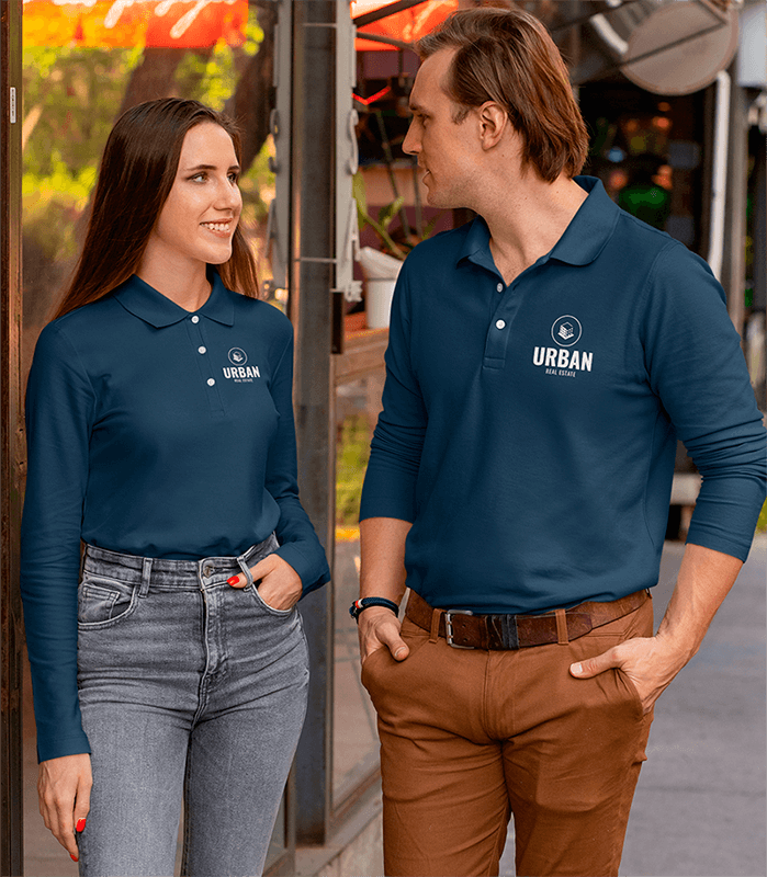 Langarm-Poloshirt Mockup eines Paares auf der Straße