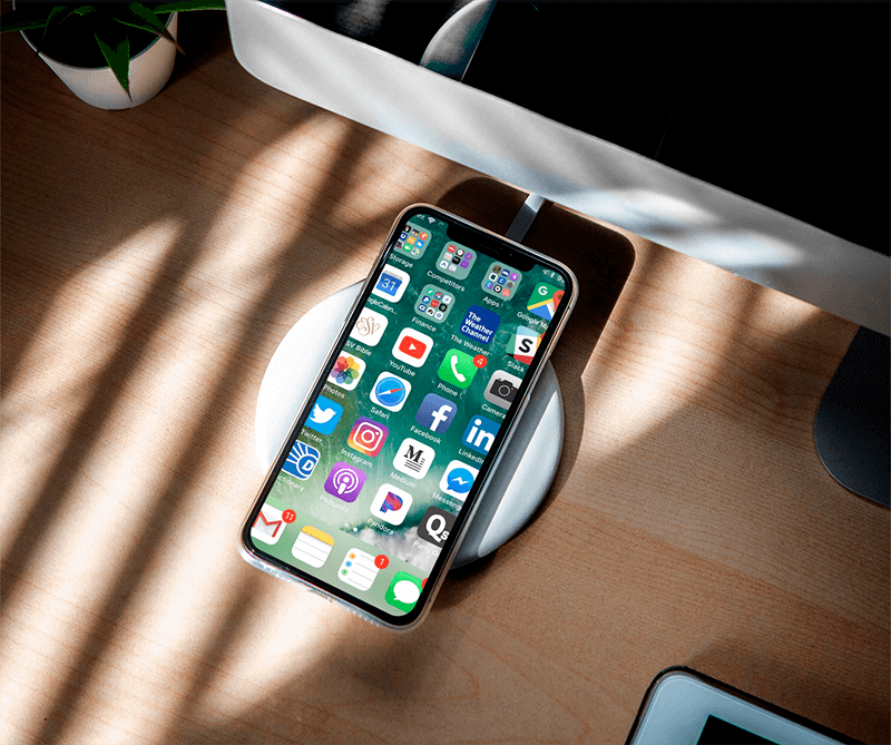 帶有無線充電器的 Iphone 11 Pro 樣機