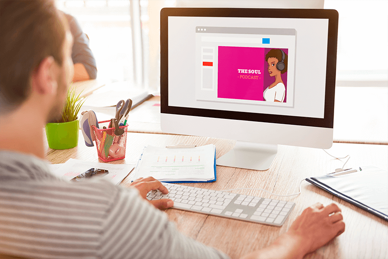Over-the-Shoulder-View-Mockup eines Mannes, der einen Imac verwendet