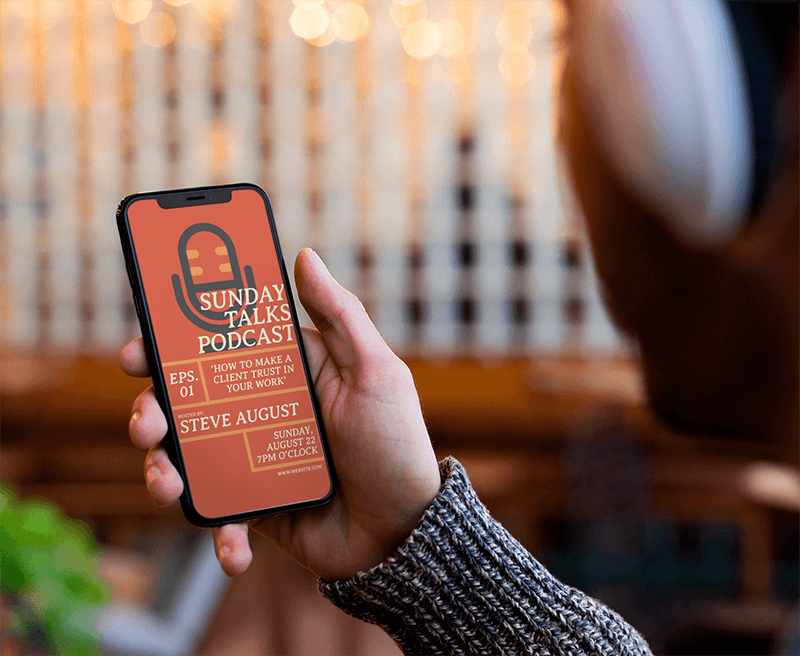 Modell eines Iphone X, das von einem Mann gehalten wird, der einen Podcast hört