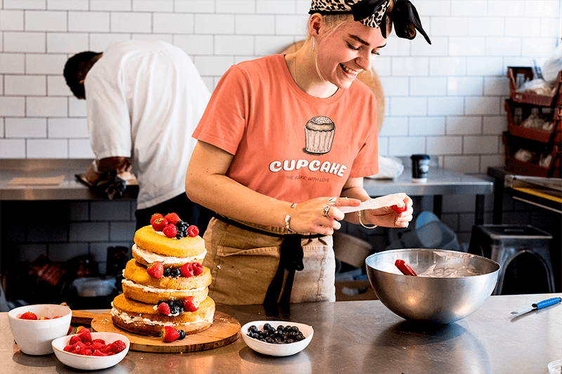 T Shirt Mockup Of A Baker Dekorasi Kue