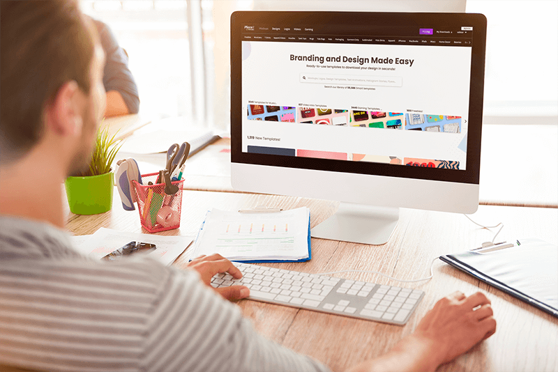 使用 Imac 的人的肩部視圖模型
