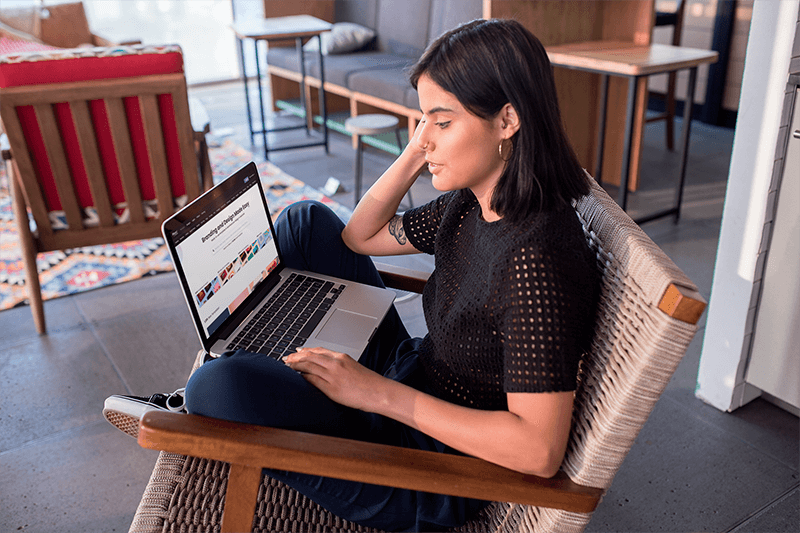 Fille travaillant avec une maquette de Macbook Pro assis à l'extérieur