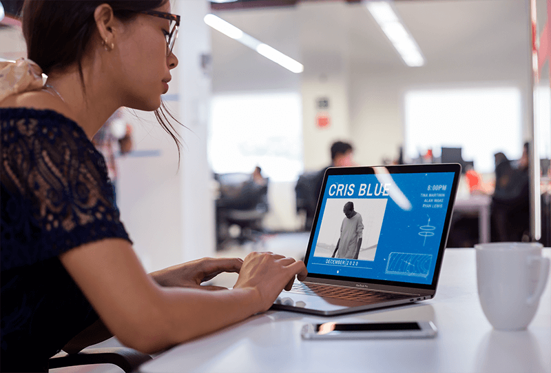 Maquette d'une fille travaillant sur son Macbook dans un bureau moderne