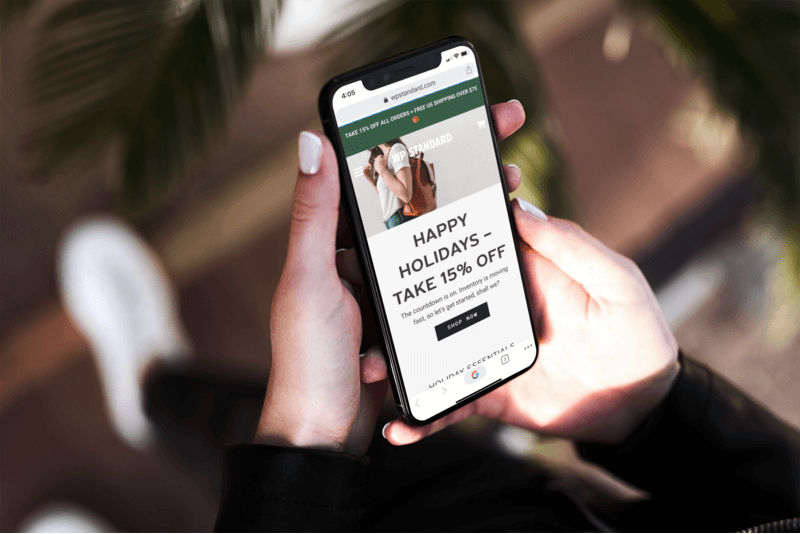Makieta Iphone 11 trzymana przez kobietę