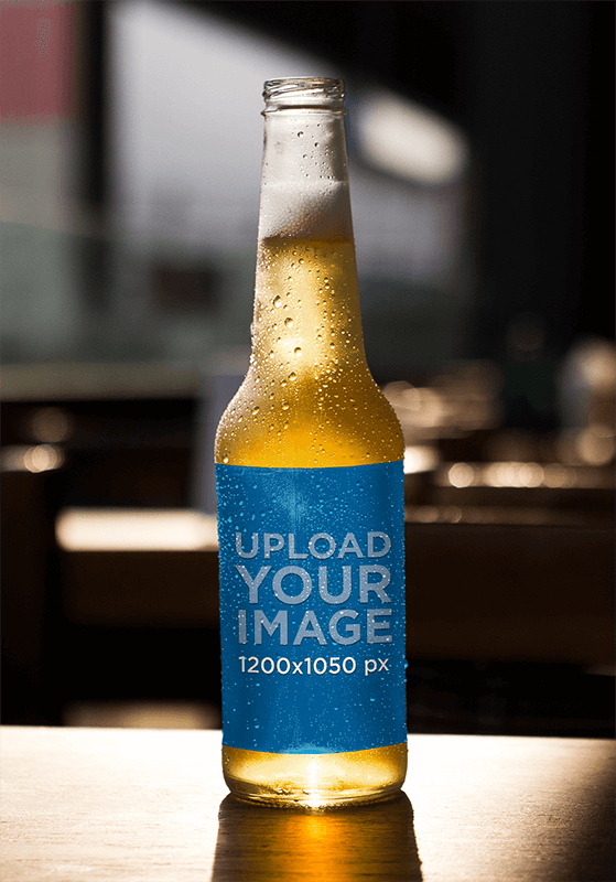 افتح قالب زجاجة بيرة Gold Lager على سطح خشبي