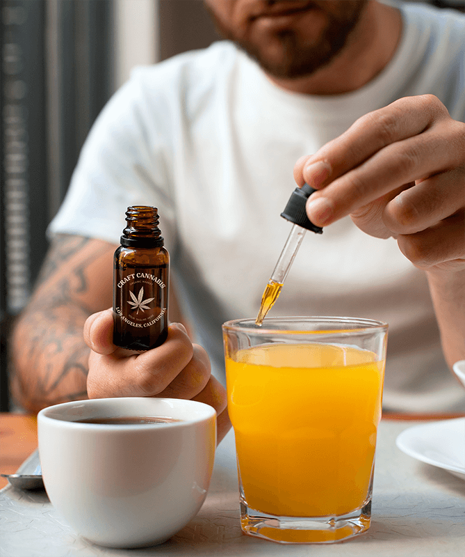 نموذج زجاجة قطارة لرجل يستخدم زيت Cbd الخاص به