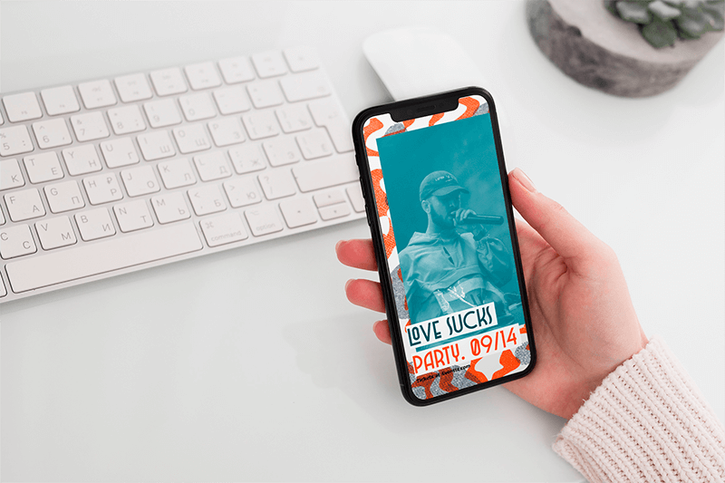 Modell mit der Hand einer Frau, die ein Iphone 11 Pro über einem ordentlichen Schreibtisch hält