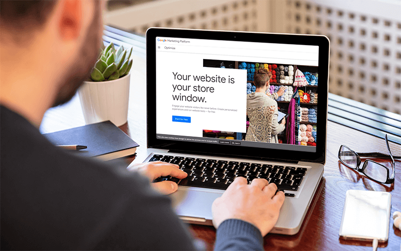 Mackbook Mockup Człowiek pracujący nad marketingiem