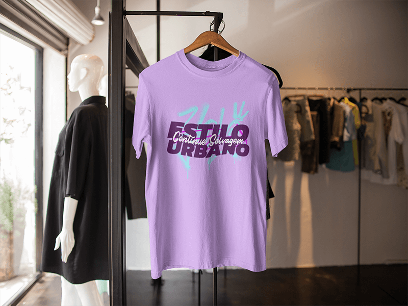 Mockup T เสื้อบนไม้แขวนเสื้อในร้านขายเสื้อผ้า