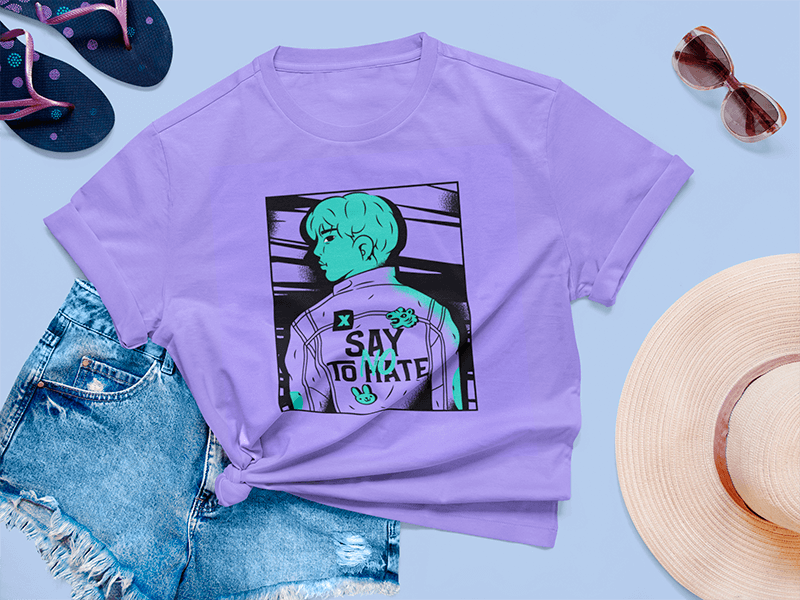 Modell mit einem geknoteten T-Shirt und einem Sommeroutfit
