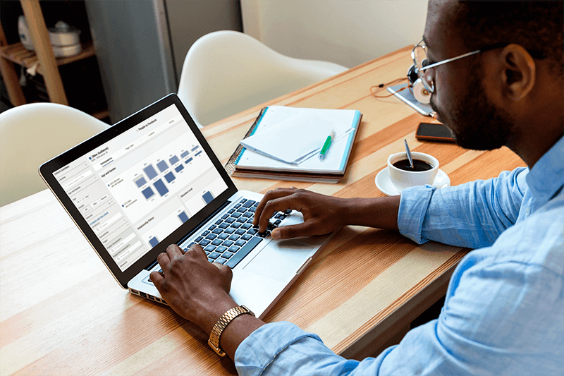 Macbook Pro Mockup ของผู้ชายที่ทำงานจากที่บ้าน
