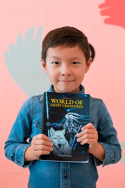 彼の本を見せびらかす幸せな子供の本のモックアップ