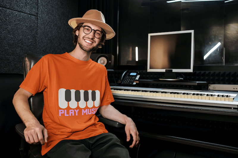 ルーズな T シャツを着ている音楽プロデューサーのモックアップ