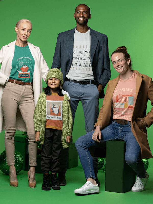 4人家族とクリスマスをテーマにしたTシャツのモックアップ