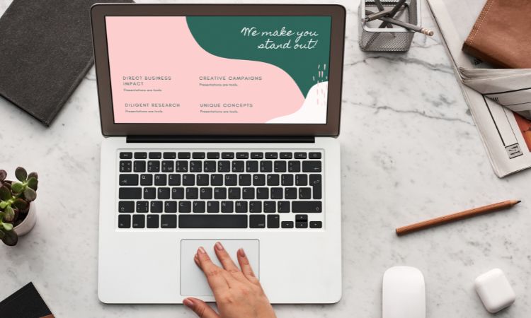 mujer con una agencia de marketing
