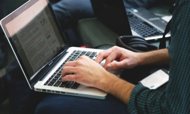 hombre freelance con laptop