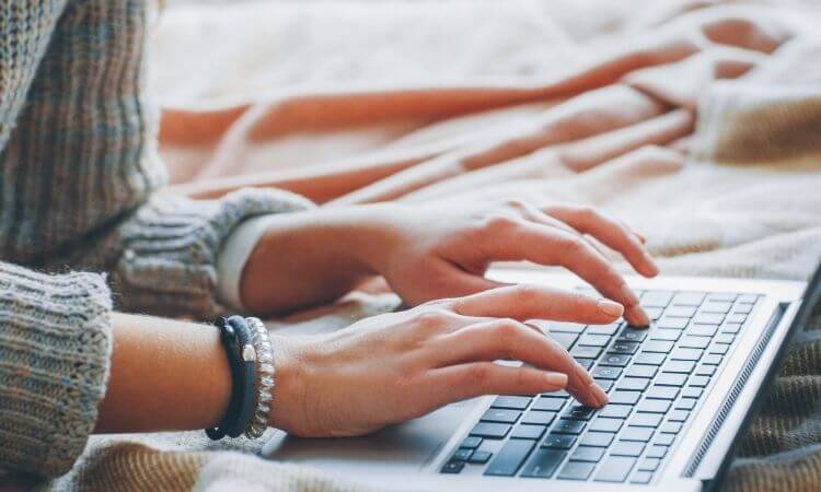 donna che digita sul computer come assistente virtuale