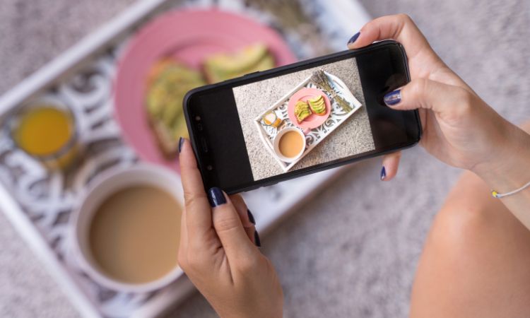 influencer online che scatta una foto del cibo