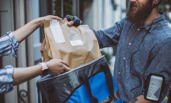 uomo che lavora per un servizio di consegna per fare soldi online