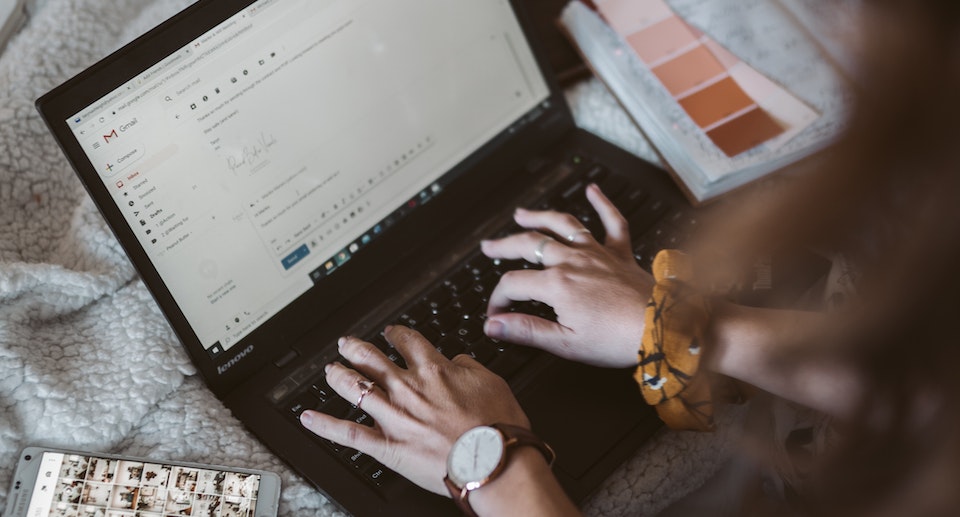 Seorang wanita mengirim email