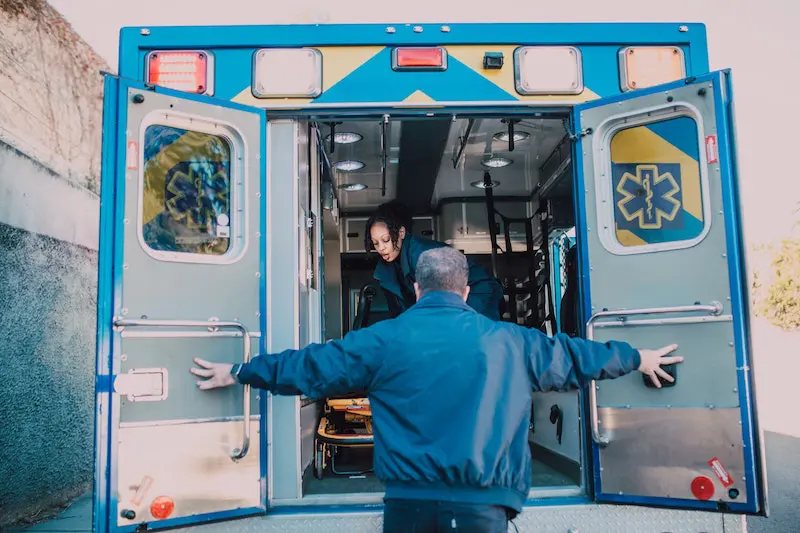 commentaires sur les médias sociaux des ambulances