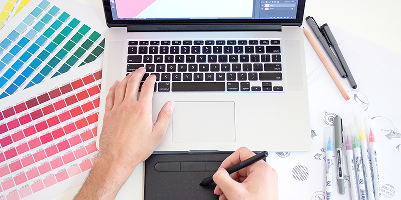 Serahkan laptop dengan tangan kanan menggunakan pena stylus