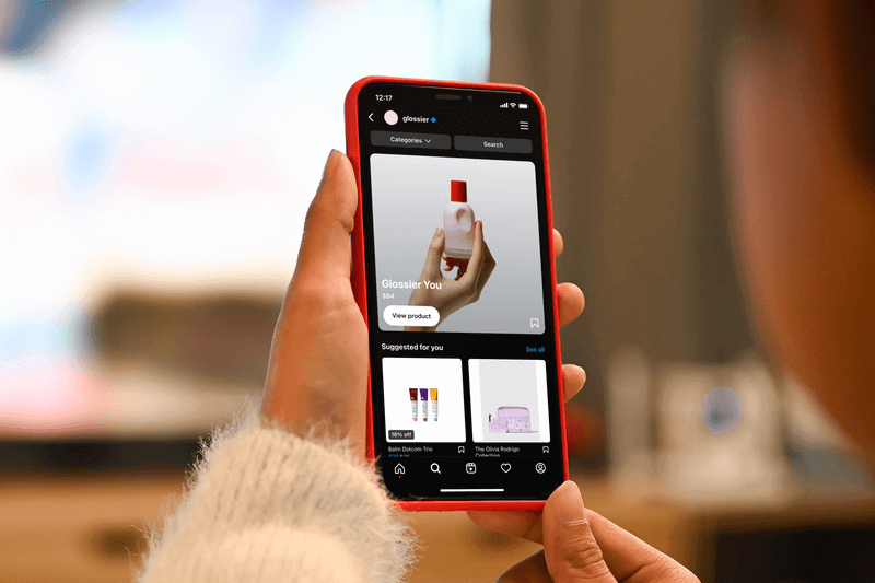 Макет через плечо женщины, использующей свой Iphone 11 Pro для покупок в Instagram