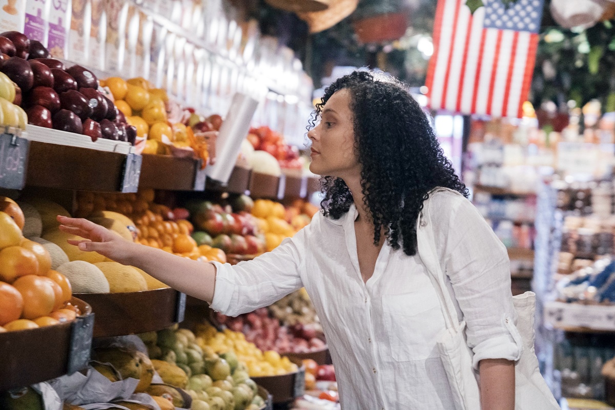 femme inspectant les produits