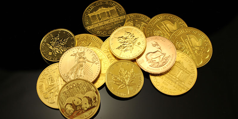 中国、カナダ、米国、オーストラリアからの金貨の山