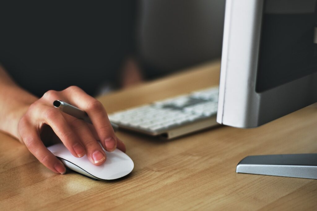 Orang yang menggunakan mouse dan stylus