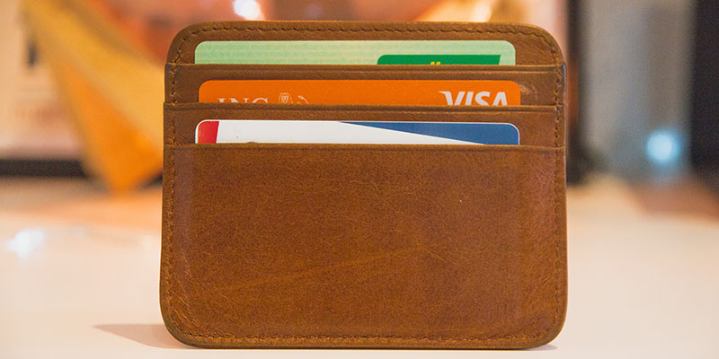 Кошелек с картой Visa, дебетовой картой и другими кредитными картами.