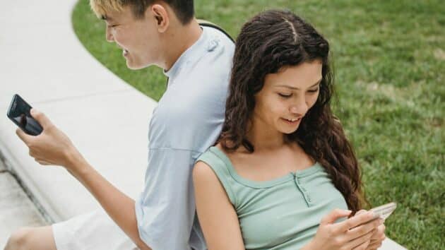 mobil-akıllı telefon-bağımlılık-oyunları-internet