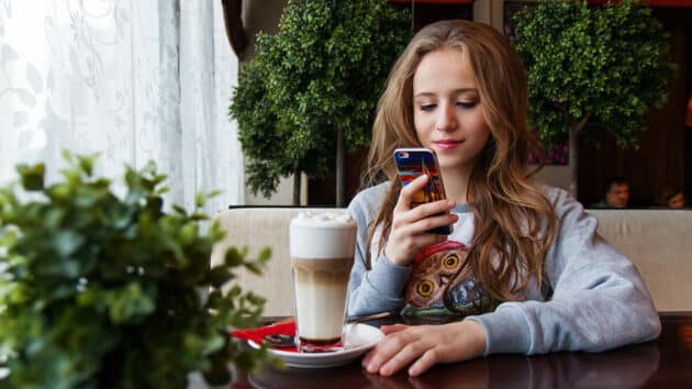 kız-genç-akıllı telefon-sohbet-mobil