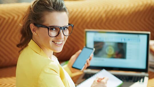 wanita-kerja-rumah-laptop-blogger