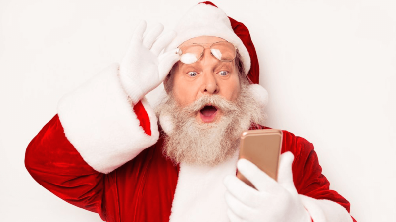 santa patrząc na smartyphone