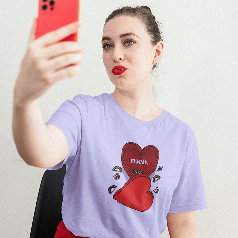 Maquete de camiseta de uma mulher tirando uma selfie com sua roupa de dia dos namorados