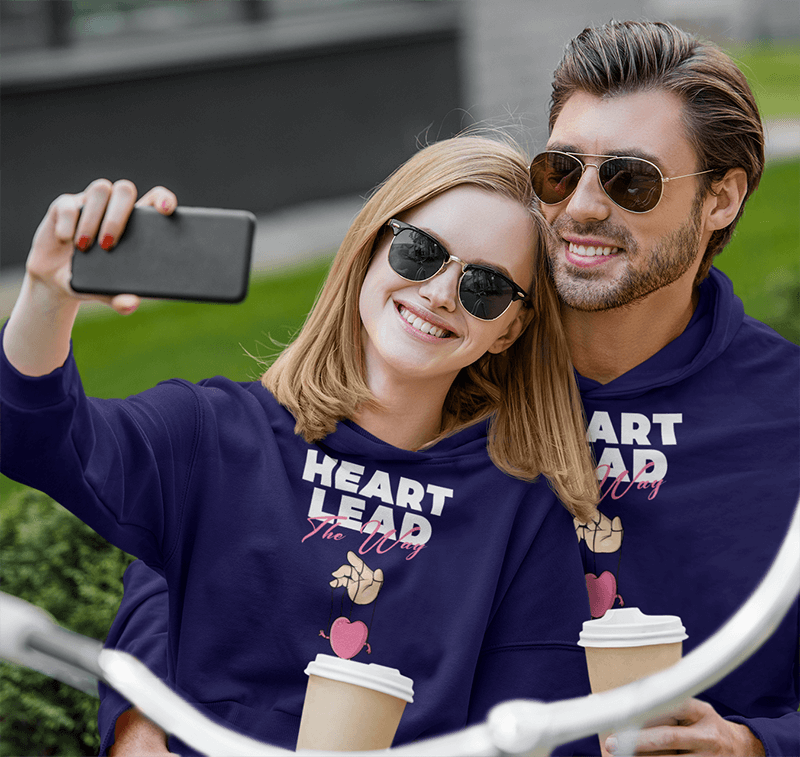 Modelo de moletom com um casal feliz tirando uma selfie