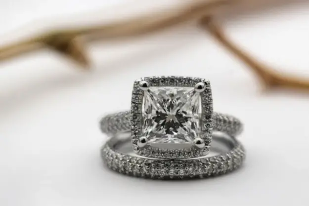 Las 7 cosas principales a considerar al comprar un anillo de diamantes
