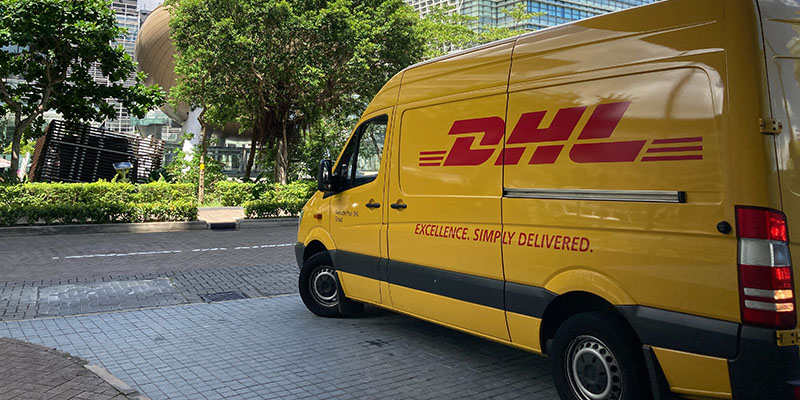 Furgonetka DHL zaparkowana w pobliżu centrum handlowego