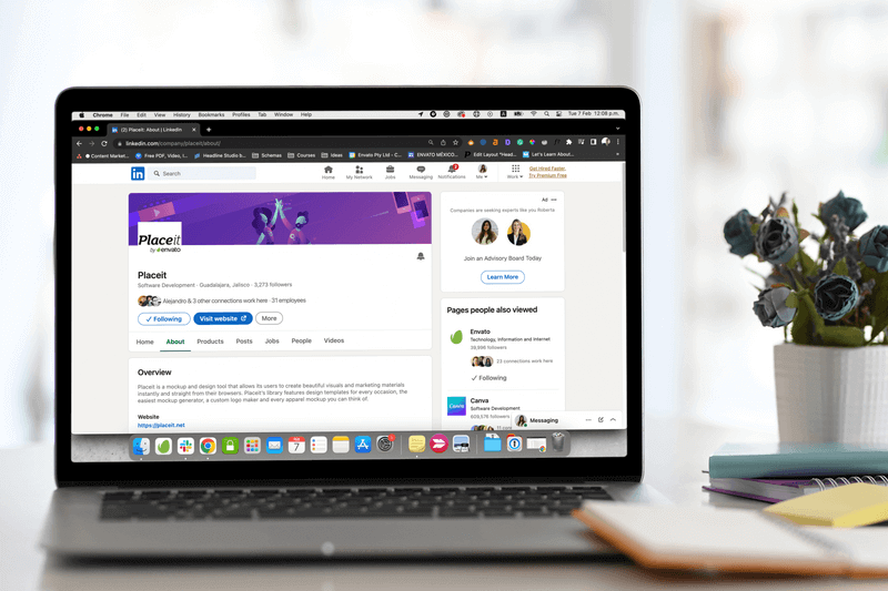 책상 위에 놓인 Macbook Air 모형