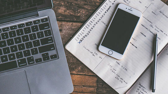 Monitore os gastos regularmente e faça ajustes conforme necessário