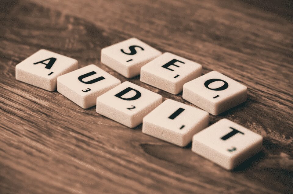 Piezas del juego organizadas para explicar la auditoría SEO