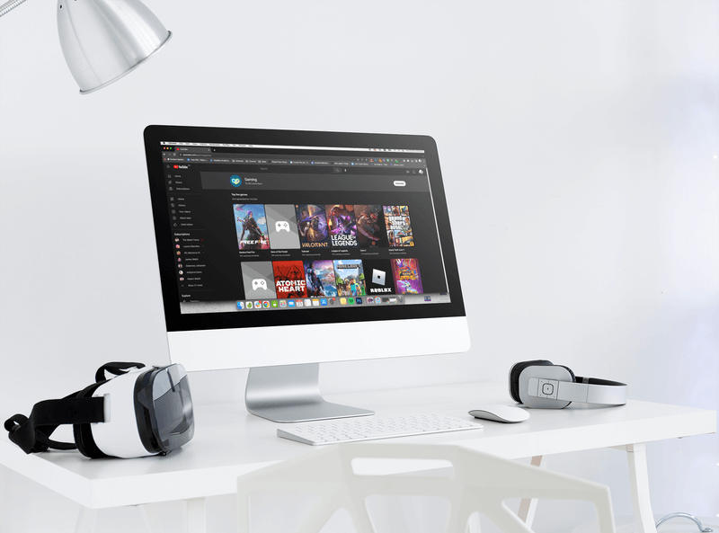 책상 위에 놓인 Vr 헤드셋과 한 쌍의 헤드폰을 특징으로 하는 Imac 목업