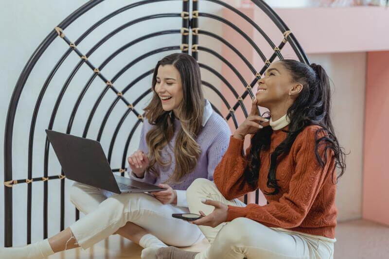 Dwie piękne młode kobiety robiące interesy na nowym rynku Instagram Creator Marketplace