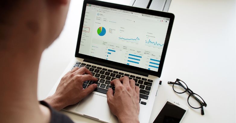Realice un seguimiento del embudo de su sitio web para obtener información sobre el comportamiento del cliente: navegación, clics, tiempo dedicado a navegar.
