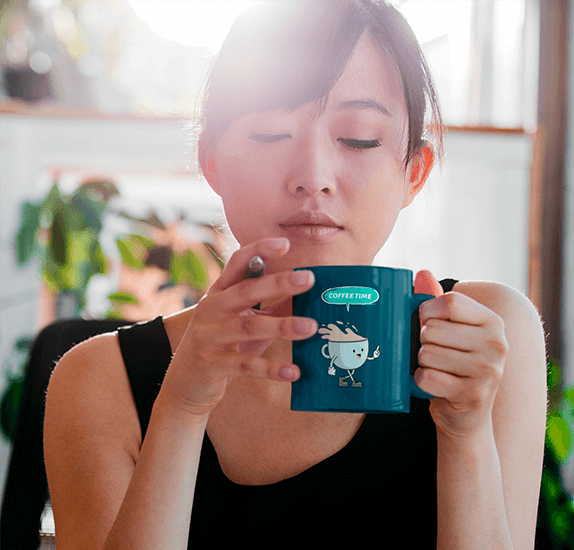 Mockup Di Una Donna Che Beve Da Una Tazza Di Caffè Da 11 Oz Mentre Si Lavora